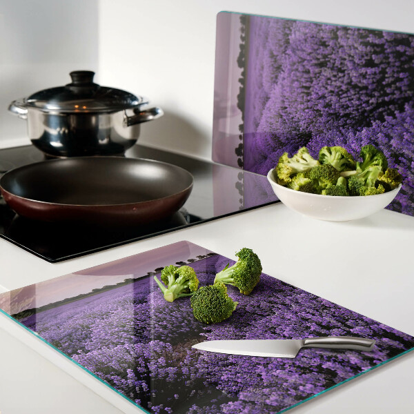 Glas schneidebrett Ein Lavendelfeld in voller Blüte