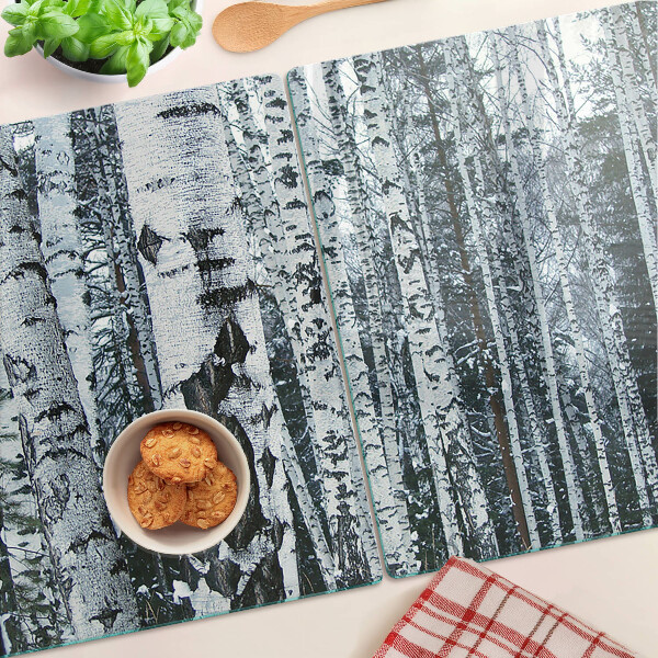 Glas-Schneidebrett mit dem Motiv „Birkenwald in Winterlandschaft“
