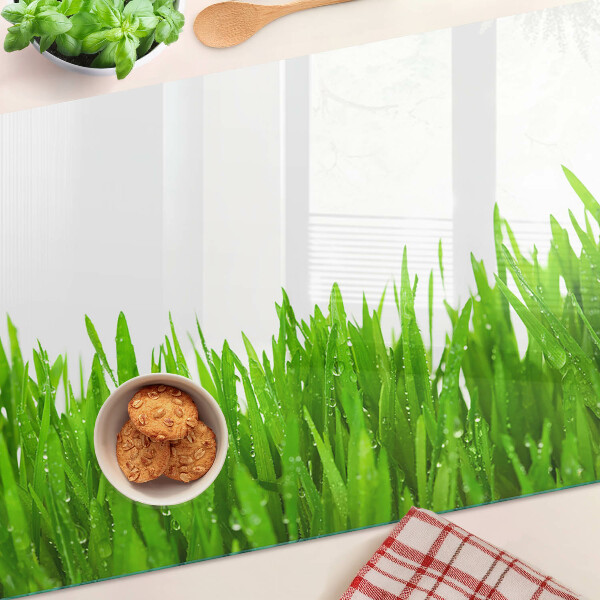 Schneidebrett mit grünem Grasmotiv und Wassertropfen