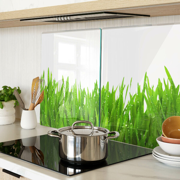 Schneidebrett mit grünem Grasmotiv und Wassertropfen