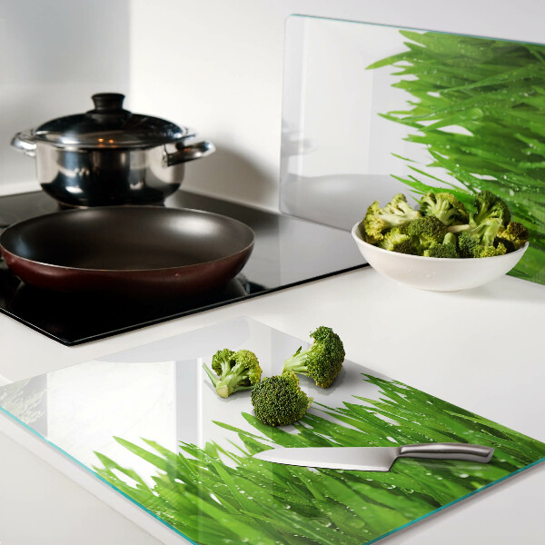 Schneidebrett mit grünem Grasmotiv und Wassertropfen