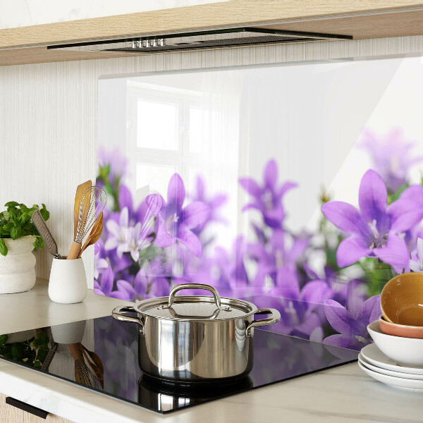 Glas schneidebrett Lila Blumen im Hintergrund