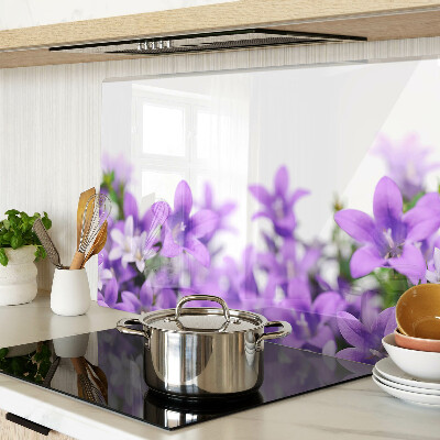 Glas schneidebrett Lila Blumen im Hintergrund