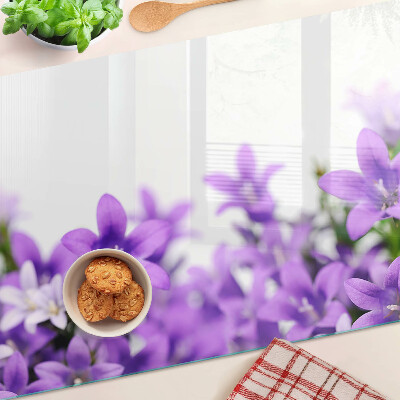 Glas schneidebrett Lila Blumen im Hintergrund