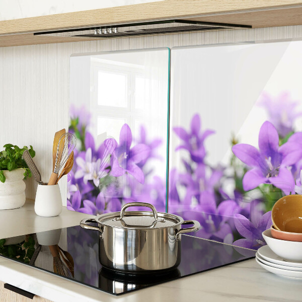 Glas schneidebrett Lila Blumen im Hintergrund