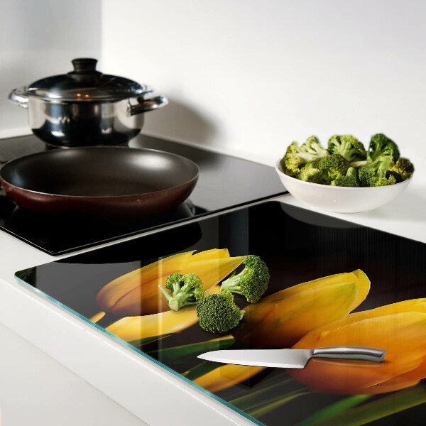 Schneidebrett Gelbe Tulpen auf schwarzem Hintergrund