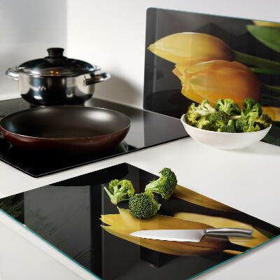 Schneidebrett Gelbe Tulpen auf schwarzem Hintergrund