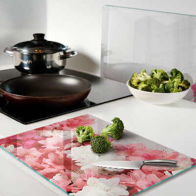 Glas-Schneidebrett mit Blumen in Rosa- und Weißtönen