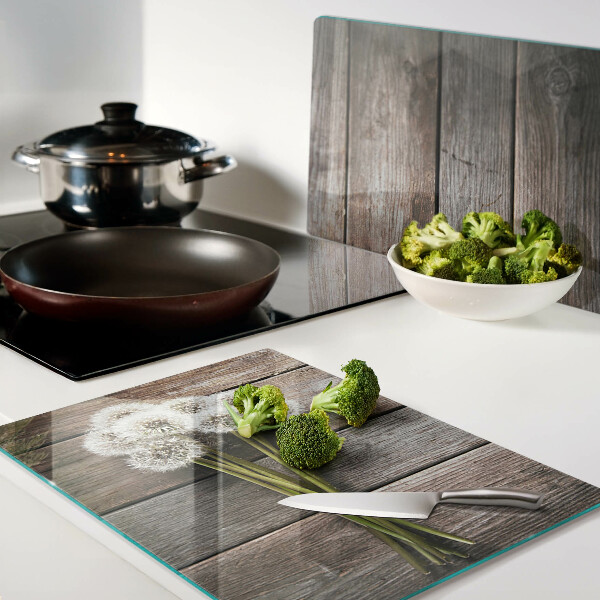 Schneidebrett glas Löwenzahnblüten auf Holzgrund