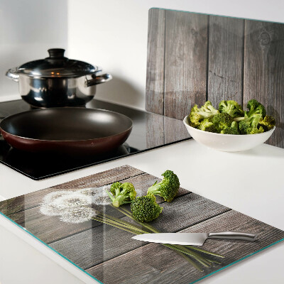 Schneidebrett glas Löwenzahnblüten auf Holzgrund