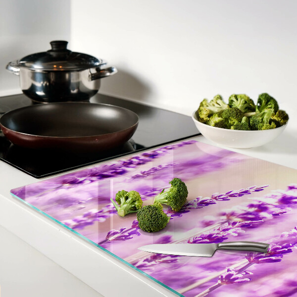 Schneidebrett Glas mit Lavendelblüten auf einem Farbverlaufshintergrund