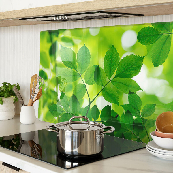 Schneidebrett mit Muster aus Blättern auf grünem Hintergrund