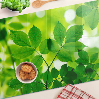 Schneidebrett Blätter auf grünem Hintergrund