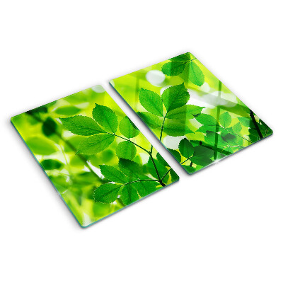 Schneidebrett mit Muster aus Blättern auf grünem Hintergrund