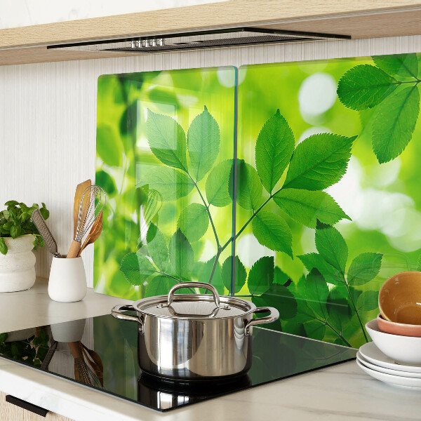 Schneidebrett mit Muster aus Blättern auf grünem Hintergrund