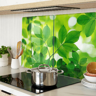 Schneidebrett mit Muster aus Blättern auf grünem Hintergrund