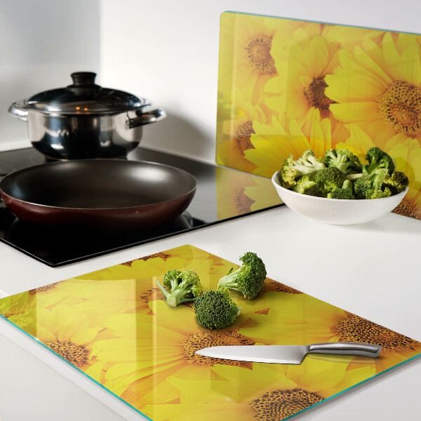 Schneidebrett glas Sonnenblumen auf gelbem Hintergrund