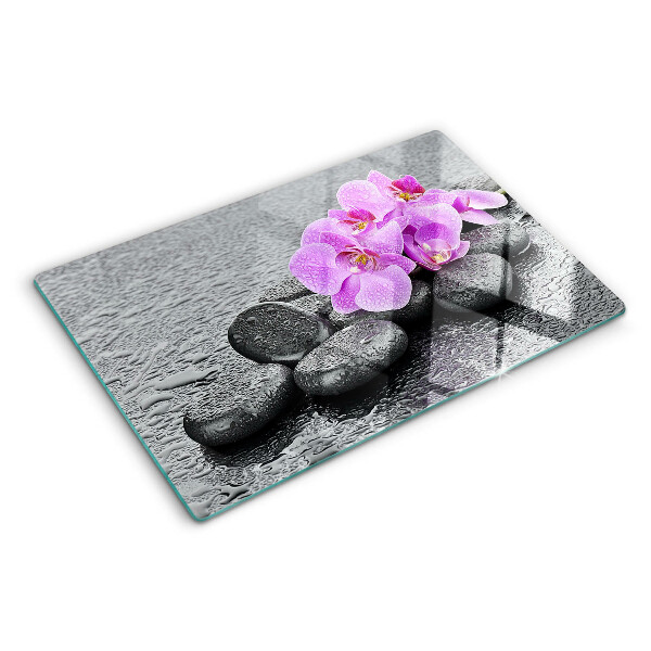 Schneidebrett Blumen und Steine ​​vor dem Hintergrund des Wassers