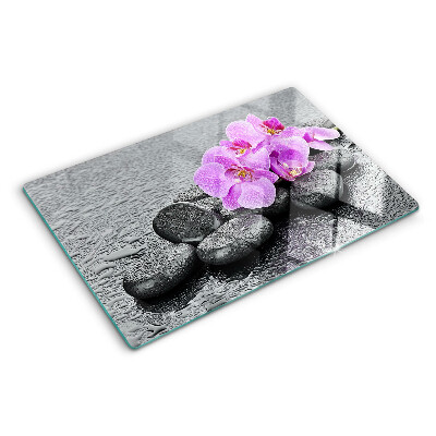 Schneidebrett Blumen und Steine ​​vor dem Hintergrund des Wassers