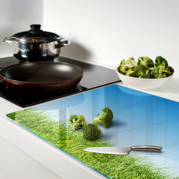 Schneidebrett Grüne Wiese unter blauem Himmel