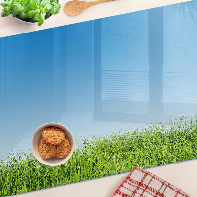 Schneidebrett mit Motiv einer grünen Wiese unter blauem Himmel