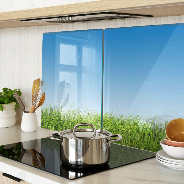 Schneidebrett Grüne Wiese unter blauem Himmel