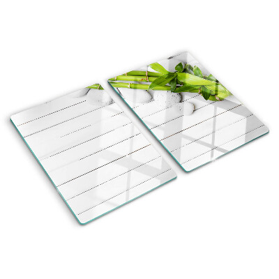 Schneidebrett glas Bambus und Steine ​​auf Holzgrund