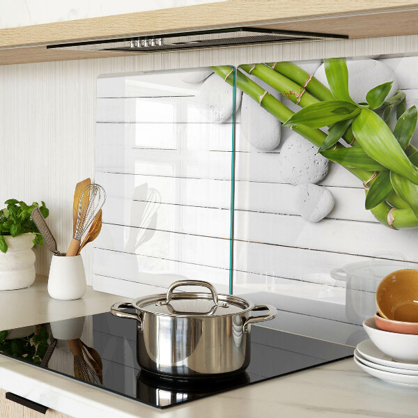 Schneidebrett glas Bambus und Steine ​​auf Holzgrund