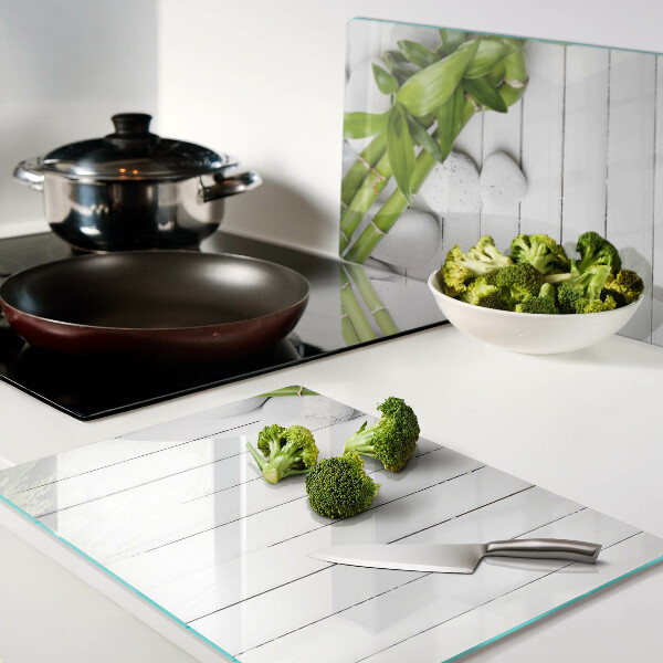 Schneidebrett glas Bambus und Steine ​​auf Holzgrund