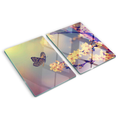 Schneidebrett Glas mit Schmetterlingsmotiv vor Blumenhintergrund