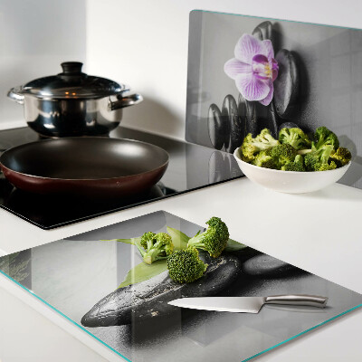 Schneidebrett glas Steine ​​und Orchideen im Hintergrund