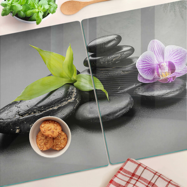 Schneidebrett glas Steine ​​und Orchideen im Hintergrund