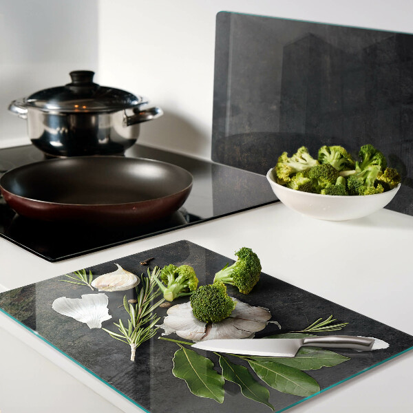 Schneidebrett glas Blumen und Kräuter auf Marmorgrund