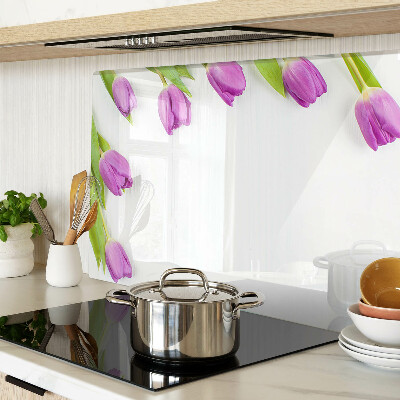 Schneidebrett Tulpen auf weißem Hintergrund