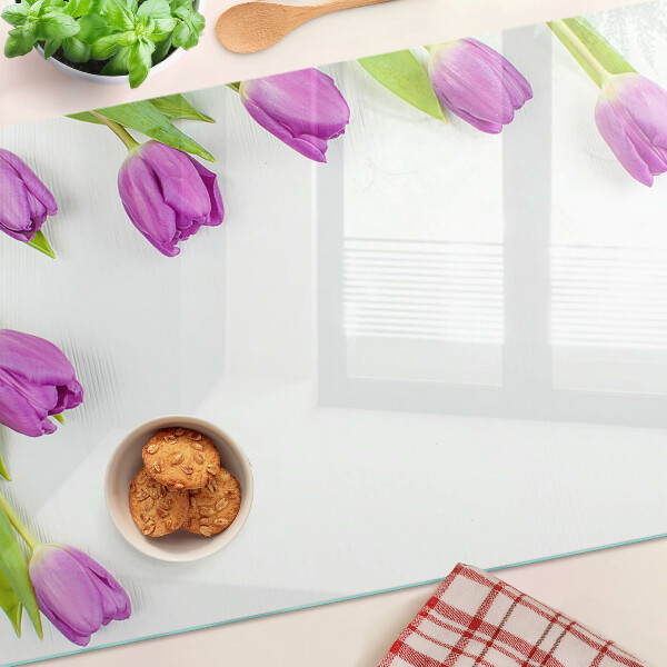 Schneidebrett mit Tulpenmotiv auf weißem Hintergrund
