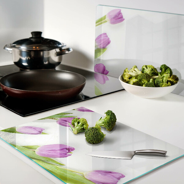 Schneidebrett Tulpen auf weißem Hintergrund