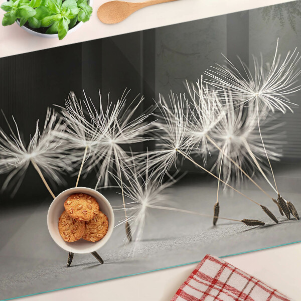 Glas schneidebrett Flauschige Löwenzahnblüten auf einfarbigem Hintergrund