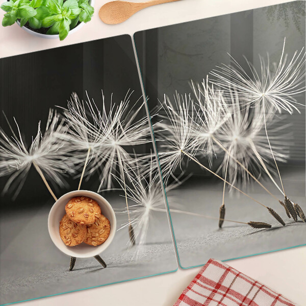 Glas schneidebrett Flauschige Löwenzahnblüten auf einfarbigem Hintergrund