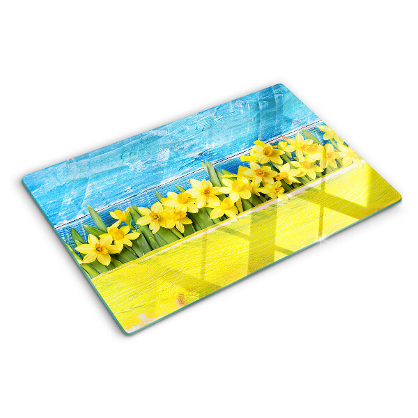 Schneidebrett Narzissenblüten vor dem Himmel