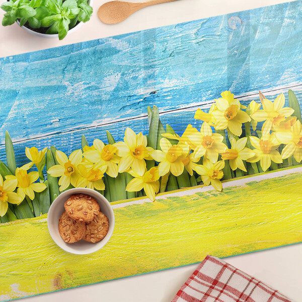 Schneidebrett Narzissenblüten vor dem Himmel