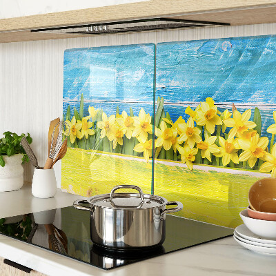 Schneidebrett Narzissenblüten vor dem Himmel