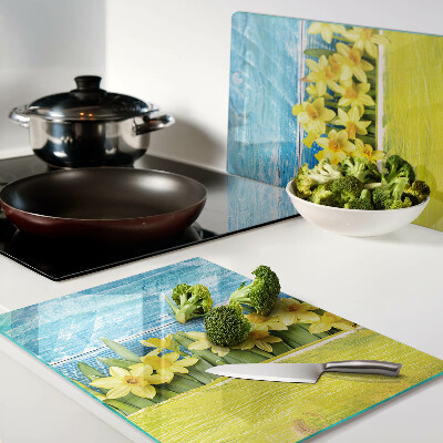 Schneidebrett Narzissenblüten vor dem Himmel