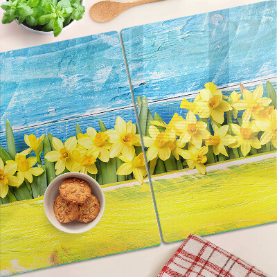 Schneidebrett Narzissenblüten vor dem Himmel