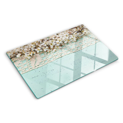 Schneidebrett mit Blumenmuster und Spitzenverzierung