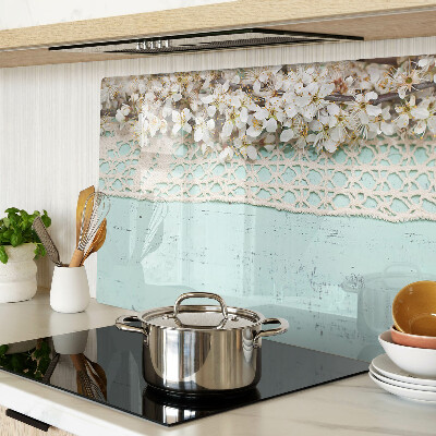 Schneidebrett mit Blumenmuster und Spitzenverzierung