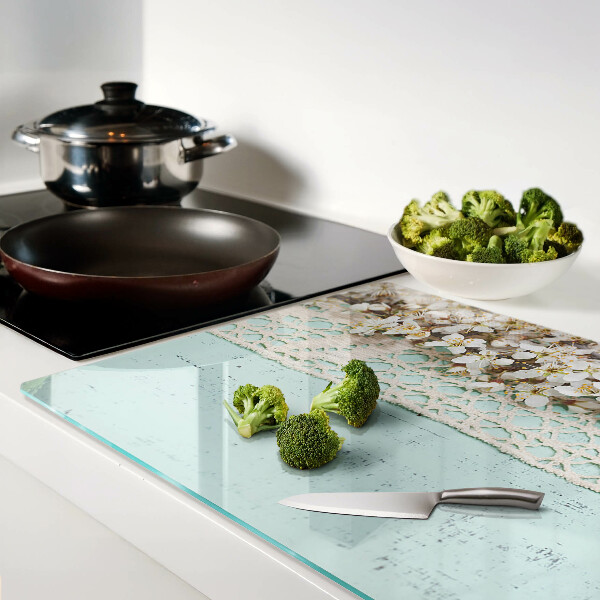 Schneidebrett mit Blumenmuster und Spitzenverzierung