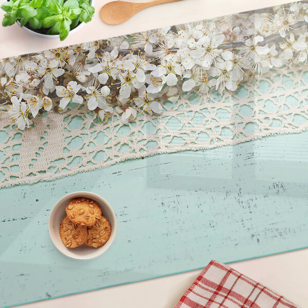 Schneidebrett mit Blumenmuster und Spitzenverzierung