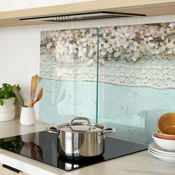 Schneidebrett mit Blumenmuster und Spitzenverzierung