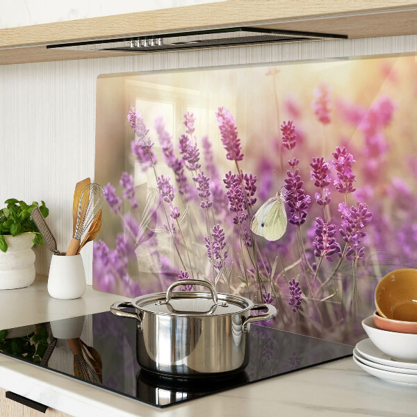 Glas-Schneidebrett mit Lavendelfeld und Schmetterling