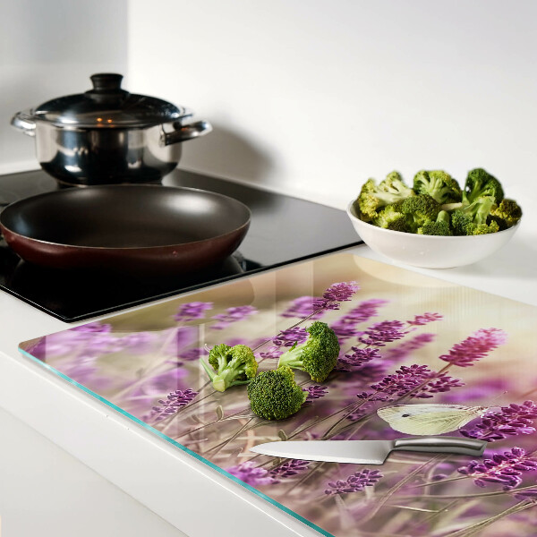 Glas-Schneidebrett mit Lavendelfeld und Schmetterling